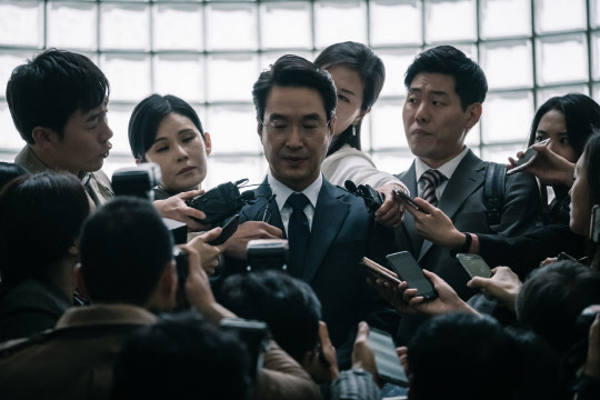 아들의 교통사고 은폐로 정치인생 최악의 위기를 맞은 구명회는 자신의 명예를 지키기 위해 진실을 왜곡한다.